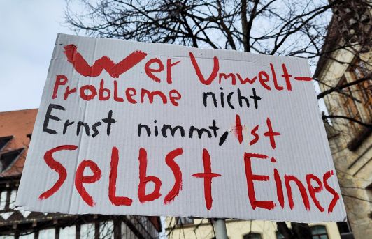 Demo-Plakat: "Wer Umweltprobleme nicht ernst nimmt, ist selbst eines"