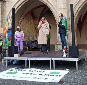 SPD-Kandidatin Daniela Rump wird auf der Bühne befragt von Jonas Freiwald von Fridays for Future.