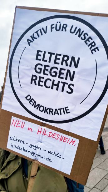 Demoplakat für "Eltern gegen Rechts – Aktiv für unsere Demokratie"