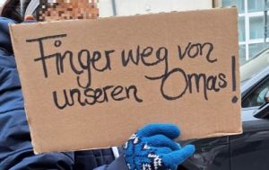 Demoplakat: "Finger weg von unseren Omas!"