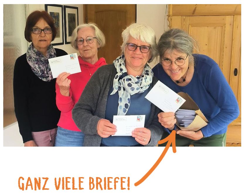 Vier Frauen präsentieren Briefe. Eine hält außerdem einen Umschlag, der prallvoll mit Briefen ist.