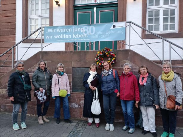 Die Hildesheimer OMAS GEGEN RECHTS stehen vor einem Treppenpodest, oben am Geländer hängt ein Transparent: "Wir waren jung, wir wollten leben."