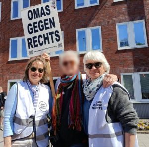 Drei OMAS GEGEN RECHTS auf der Demo