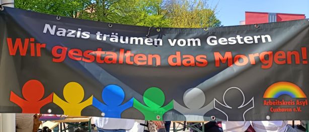 Demo-Transparent mit dem Text „Nazis träumen vom Gestern. Wir gestalten das Morgen!“