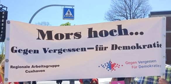 Demo-Transparent mit dem Text „Mors hoch... Gegen Vergessen – für Demokratie“