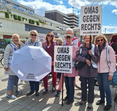 Gruppenbild der OMAS gegen Rechts.