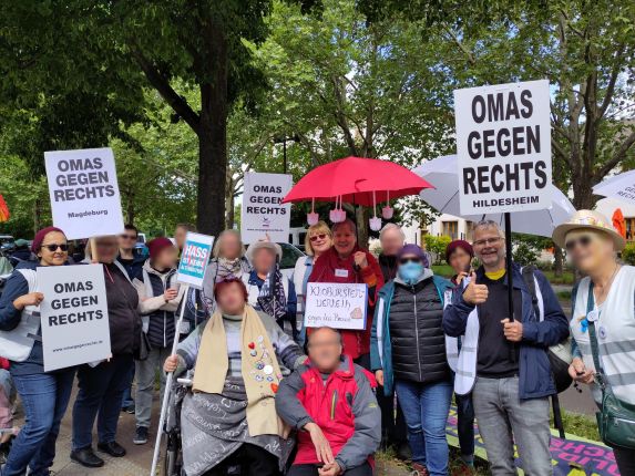 Gruppenbild der Magdeburger und Hildesheimer OMAS und OPAS gegen Rechts