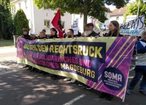 Der Demozug von vorne. Auf dem Fronttransparent steht "Gegen den Rechtsruck. Für ein solidarisches und demokratisches Magdeburg"