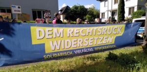 Das große Transparent, zwischen Straßenbäumen aufgespannt: "Dem Rechtsruck widersetzen. Solidarisch. Vielfältig. Demokratisch."
