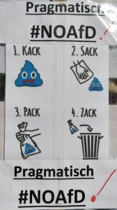 Demoschild: Pragmatisch #NOAfD. 1. Kack (man sieht ein Kackhäufchen in AfD-Farben) 2. Sack (das Häufchen wird von einer Hand mit Tüte aufgenommen) 3. Pack (Häufchen in der Tüte) 4. Zack (Tüte wird in Mülleimer geworfen)