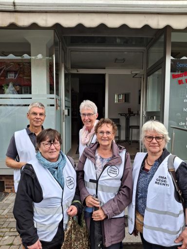 Vier OMAS GEGEN RECHTS und ein OPA GEGEN RECHTS, mit Westen, lächeln in die Kamera.