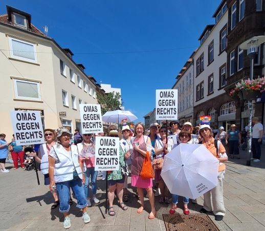 Die OMAS GEGEN RECHTS mit Schildern am Angoulêmeplatz