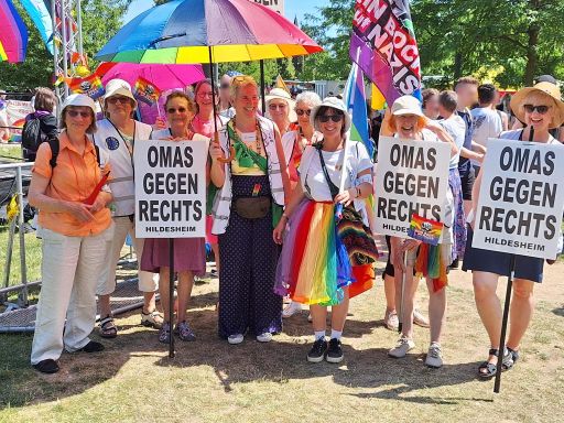 Die OMAS GEGEN RECHTS mit Schildern und diversen Regenbogen-Accessoires an der Steingrube