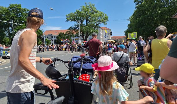 Blick auf den CSD-Zug, der von der Schuhstraße auf den Zingel abbiegt.