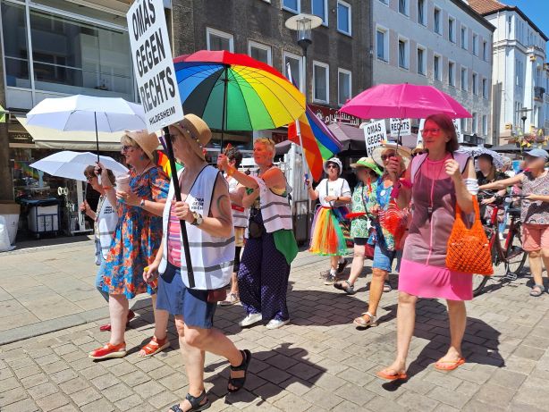 Die OMAS GEGEN RECHTS auf dem Demonstrationszug.