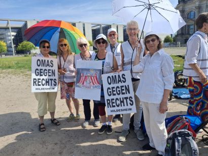 Hildesheimer OMAS GEGEN RECHTS auf der Berliner Reichstagswiese