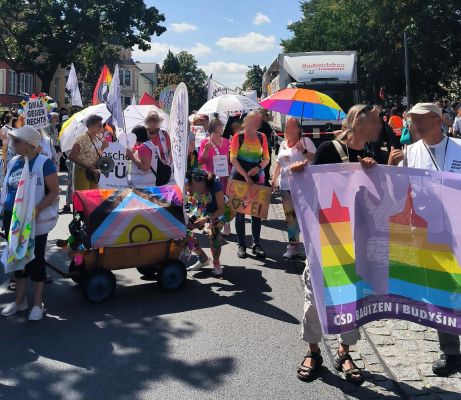 Ein Eindruck vom CSD Bautzen: Viele Menschen mit Transparenten und Plakaten und überall Regenbogenfarben