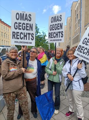 Foto der Hildesheimer OMAS GEGEN RECHTS, die fröhlich unsere Schilder hochhalten.