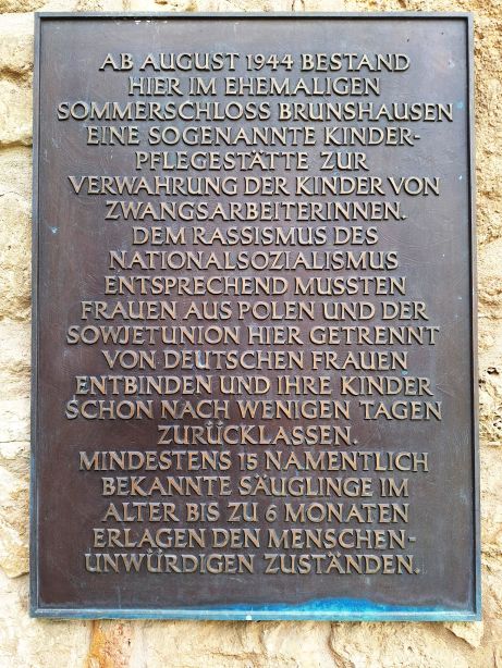 Gedenkplakette mit einem Text, der an das KZ erinnert.