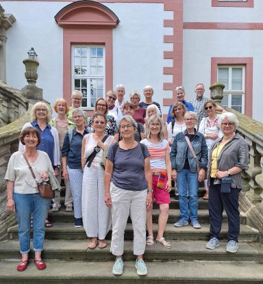 Gruppe der OMAs auf Stufen vor dem Kloster.