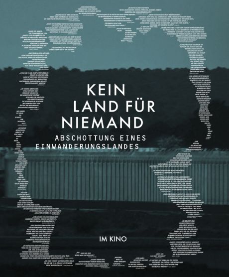 Schrift umgibt den Umriss von Deutschland. Die Fläche ist leer, man sieht den Hintergrund in Dunkelgrau-Tönen: Landschaft mit Zaun. Auf der leeren deutschlandförmigen Fläche ist nur dieser Text zu lesen: "Kein Land für niemand. Abschottung eines Einwanderungslandes. Im Kino."