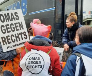 Eva, die Sängerin der Band Juli, im Gespräch mit den Hildesheimer OMAS.