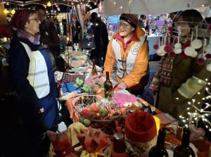 Die Lichterketten sind an, überall funkelt es. Am Stand stehen mehrere OMAS.