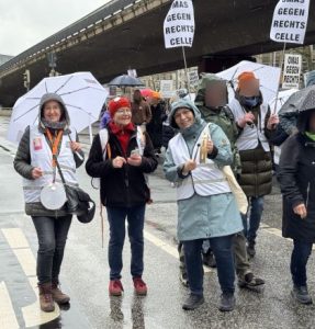 Vor der Raschplatz-Hochstraße posieren einige der OMAS und sind trotz des Regens sichtlich gut gelaunt.