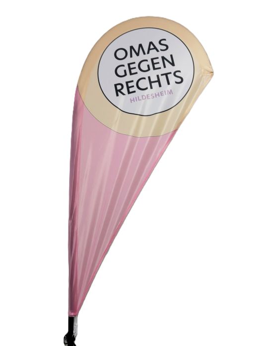 Eine Beachflag, die wie ein auf dem Kopf stehender Wassertropfen unten spitz zuläuft und oben in einer dicken Rundung endet. Unten ist das Material rosa, der Kreis oben ist dunkelgelb und hat das OMAS-Logo in seiner Mitte.
