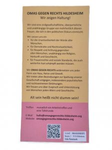 Die Rückseite eines Flyers mit Text. Der Text steht auf dunkelgelbem Grund, unten ist ein rosa Abschnitt mit Kontaktdaten und einem QR-Code.