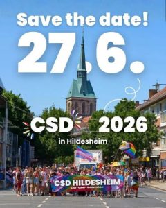 Ankündigung für den CSD Hildesheim 2026: "Save the date! 27.6. CSD 2026 in Hildesheim" Das Plakat zeigt den bunten Demozug vor dem Hintergrund der Andreaskirche.