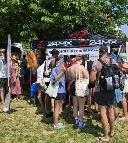 Am CSD-Stand der OMAS GEGEN RECHTS Hildesheim hat sich eine Menschentraube gebildet.